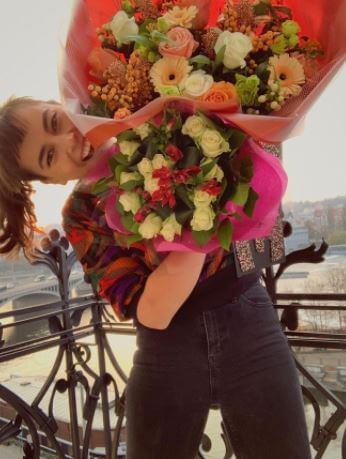 Noemie with her bouquet